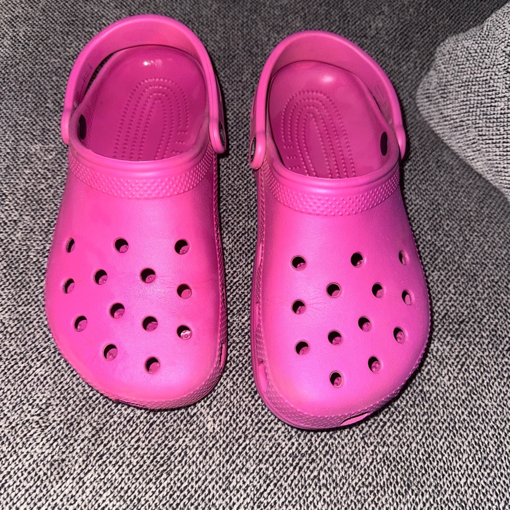 FUCHSIA CROCS